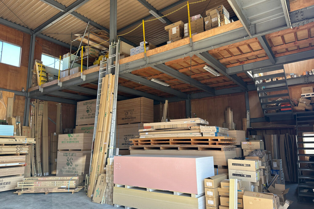 高見沢新建材倉庫内観。取り扱い資材の写真